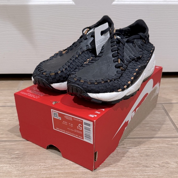 NIKE Women AIR FOOTSCAPE WOVEN PRM (Size: 5.5) - Picture 1 of 5